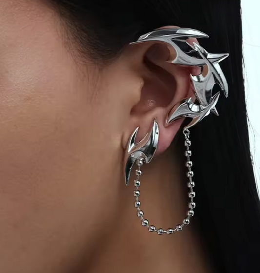 Silver venum chain earring